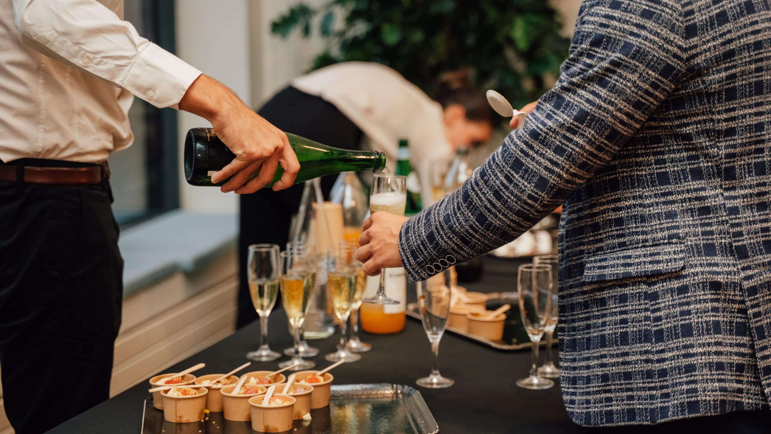 Service Traiteur Image illustrant un événement professionnel à l'Espace de l'Ouest Lyonnais, incluant des conférences, séminaires, et congrès. Les espaces modulables, tels que l'amphithéâtre et les salles de réunion, sont équipés de prestations complémentaires et de solutions techniques avancées, parfaits pour organiser divers évènements professionnels et assurer leur succès.